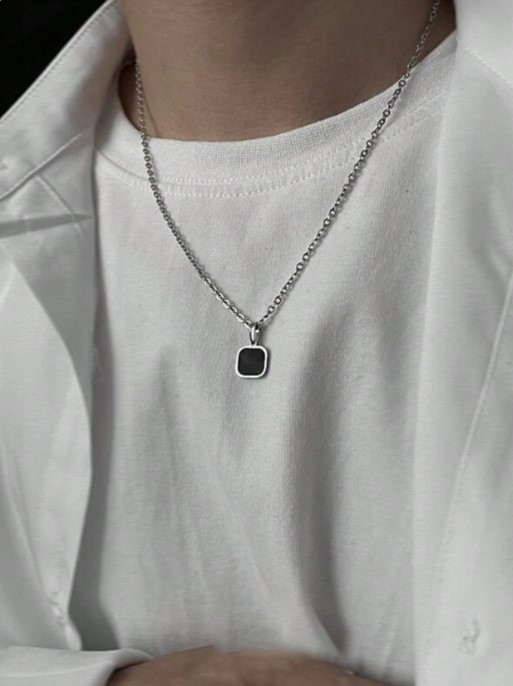 Collar de acero inoxidable con colgante minimalista