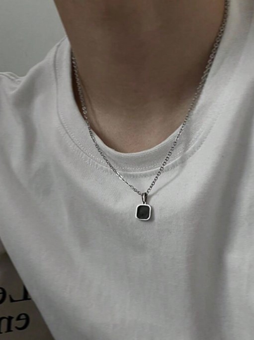 Collar de acero inoxidable con colgante minimalista