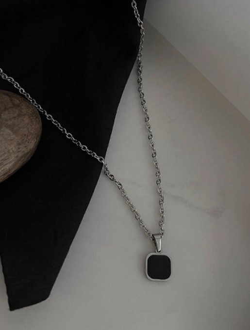 Collar de acero inoxidable con colgante minimalista