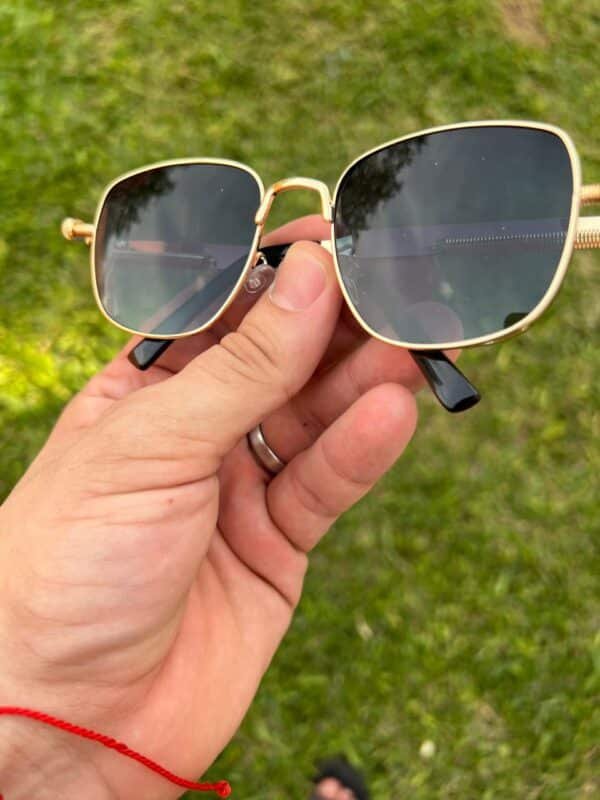 Lentes de sol de metal cuadradas verde con estuche