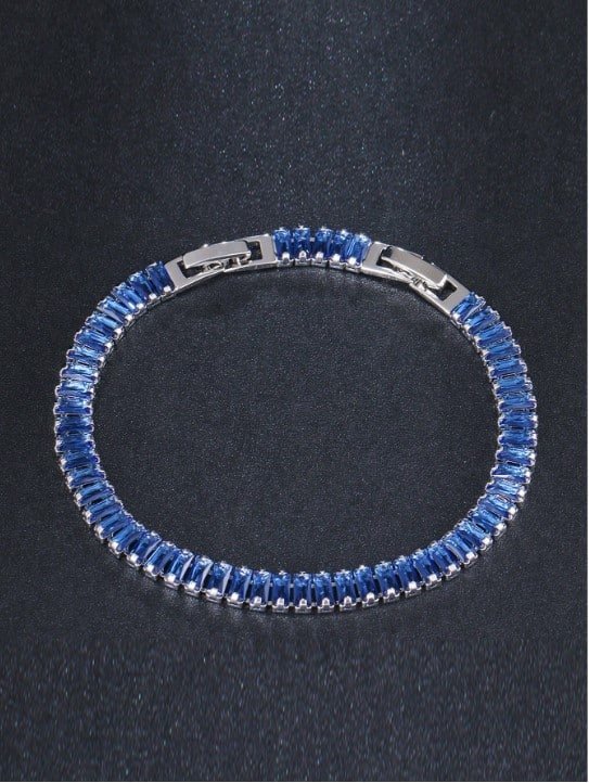 Pulsera con cubos brillantes azules