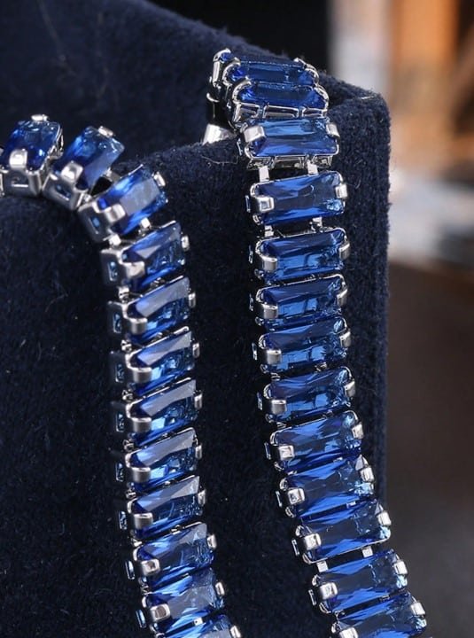 Pulsera con cubos brillantes azules