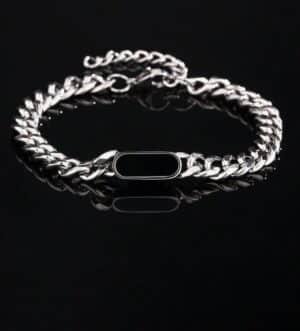 Pulsera con decoración oval de acrílico negro, diseño moderno y elegante. Ideal para complementar cualquier outfit y regalar en ocasiones especiales. Compra online.