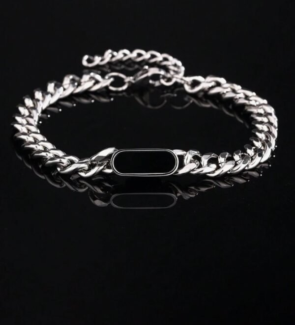 Pulsera con decoración oval de acrílico negro, diseño moderno y elegante. Ideal para complementar cualquier outfit y regalar en ocasiones especiales. Compra online.