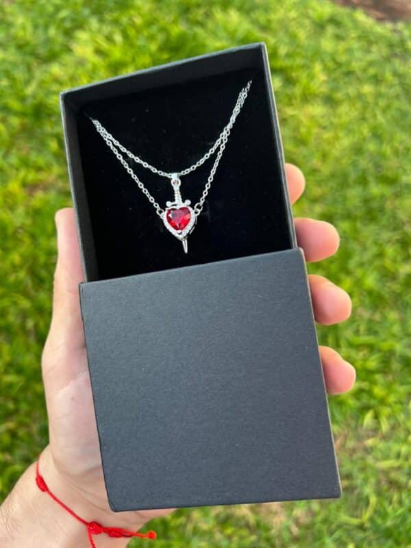 Collar con colgante de corazón de acero de titanio