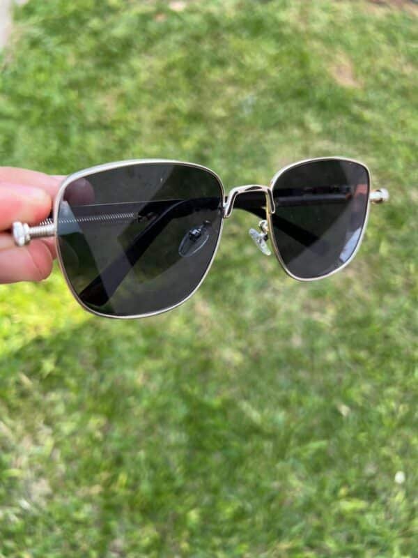 Lentes de sol de metal cuadradas gris con negro con estuche