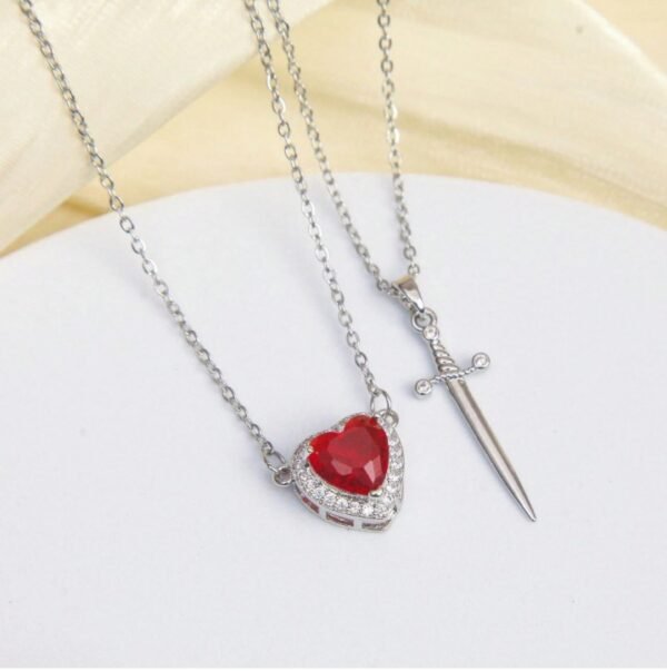 Collar con colgante de corazón de acero de titanio