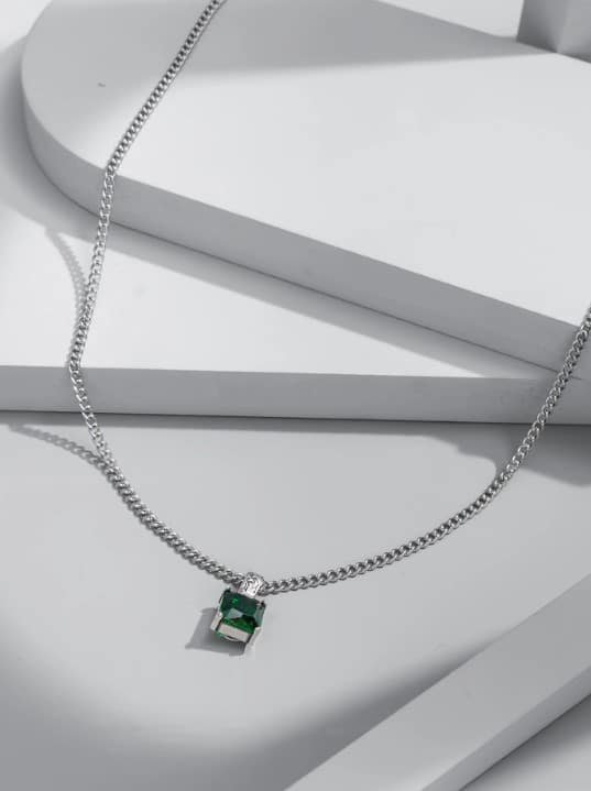 Collar de cobre con dije cubo verde