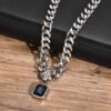 Cadena semigruesa con dije cubo azul