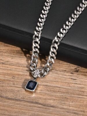 Cadena semigruesa con dije cubo azul