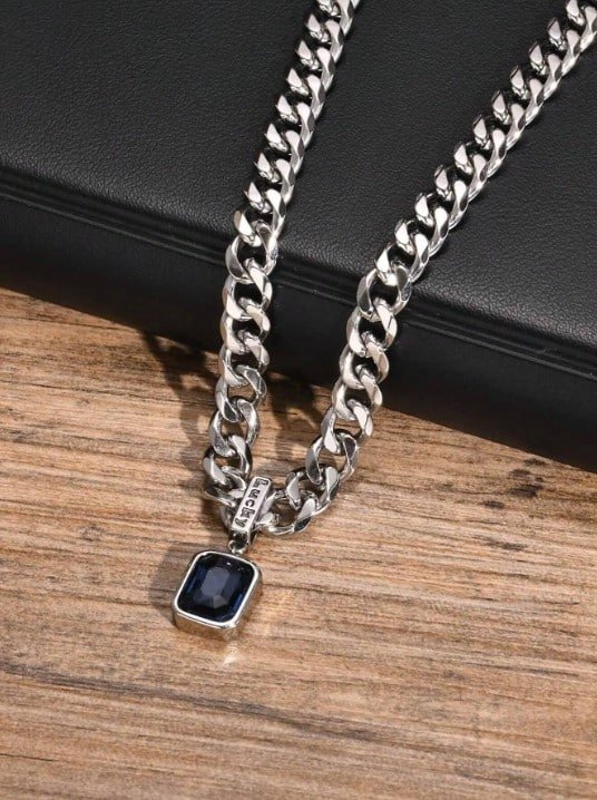Cadena semigruesa con dije cubo azul