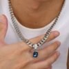 Cadena semigruesa con dije cubo azul