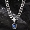 Cadena semigruesa con dije cubo azul