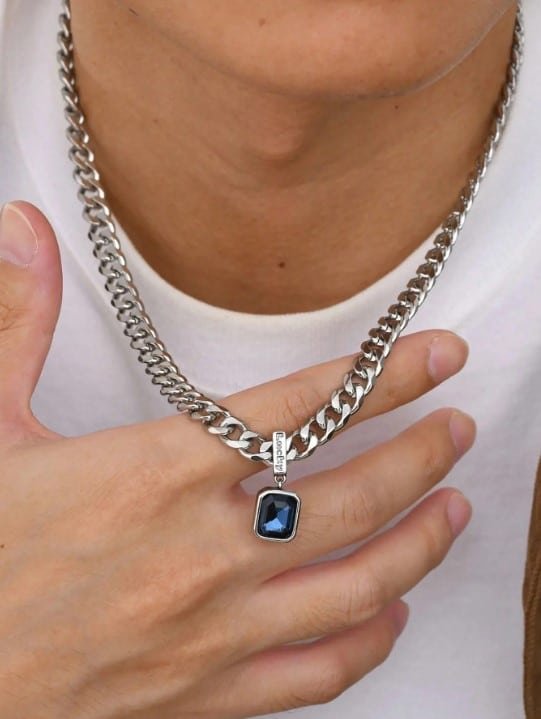 Cadena semigruesa con dije cubo azul